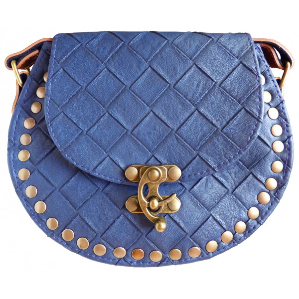 Sac à rivets effet cuir tressé bleuté