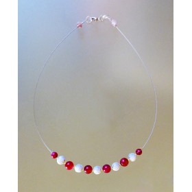 Collier léger en agates fushia et boules blanches