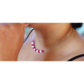 Collier léger en agates fushia et boules blanches