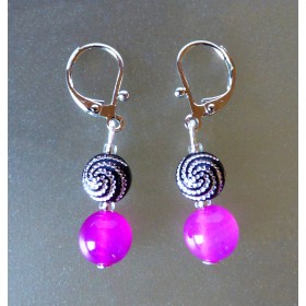 Boucles d'oreilles légère Agates fushia et perles noires à spirales.