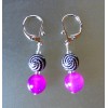 Boucles d'oreilles légère Agates fushia et perles noires à spirales.