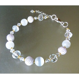 Bracelet Léger, oeil de chat blanc et perles blanches à spirales.