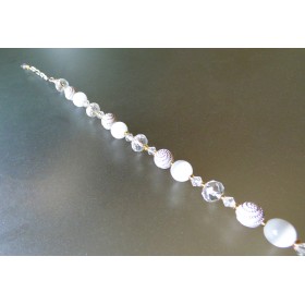 Bracelet Léger, oeil de chat blanc et perles blanches à spirales.