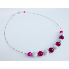 Collier léger en agates fushia et boules blanches