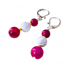 Boucles d'oreilles légère Agates fushia et perles blanches à spirales.