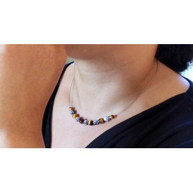 Collier léger œil de tigre et perles fantaisie à spirales argentées.