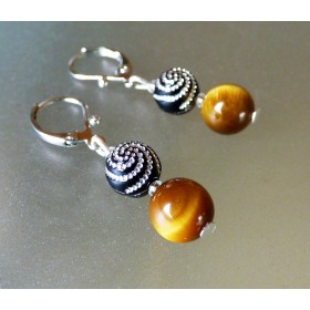 Boucles d'oreilles légères œil de tigre et perles fantaisie à spirales argentées.
