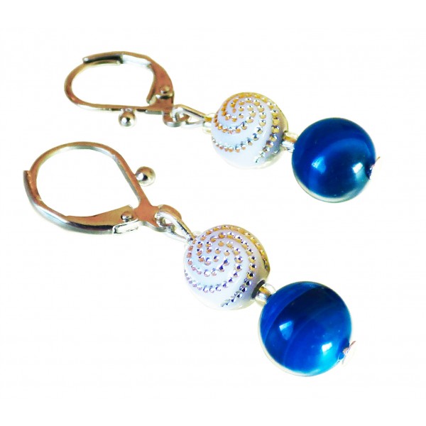 Boucles d'oreilles légère Agates Bleues et perles blanches à spirales.