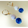 Boucles d'oreilles légère Agates Bleues et perles blanches à spirales.