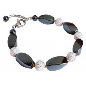 Bracelet hématites et perles blanches à spirales argentées.