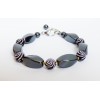 Bracelet hématites et perles noires à spirales argentées.